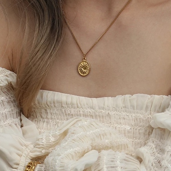 NEW 18K GOLD OVAL PENDANT MOON SUN STAR NECKLACE, NICE NECKLACE, CUTE NECKLACE - Picture 4 of 7